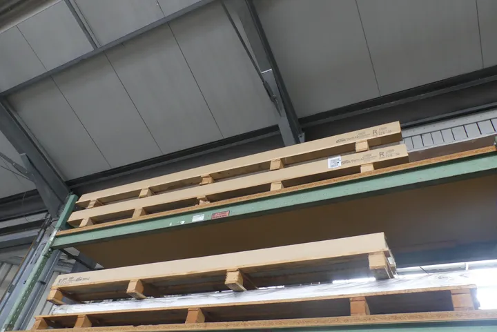 Konvolut Kermi - Heizk. Therm X2 Ventil-Kompakt Typ 22, BH 600, BL 3000 mm, weiß, AG rechts Umfang: Palette mit Inhalt, Ebene 3